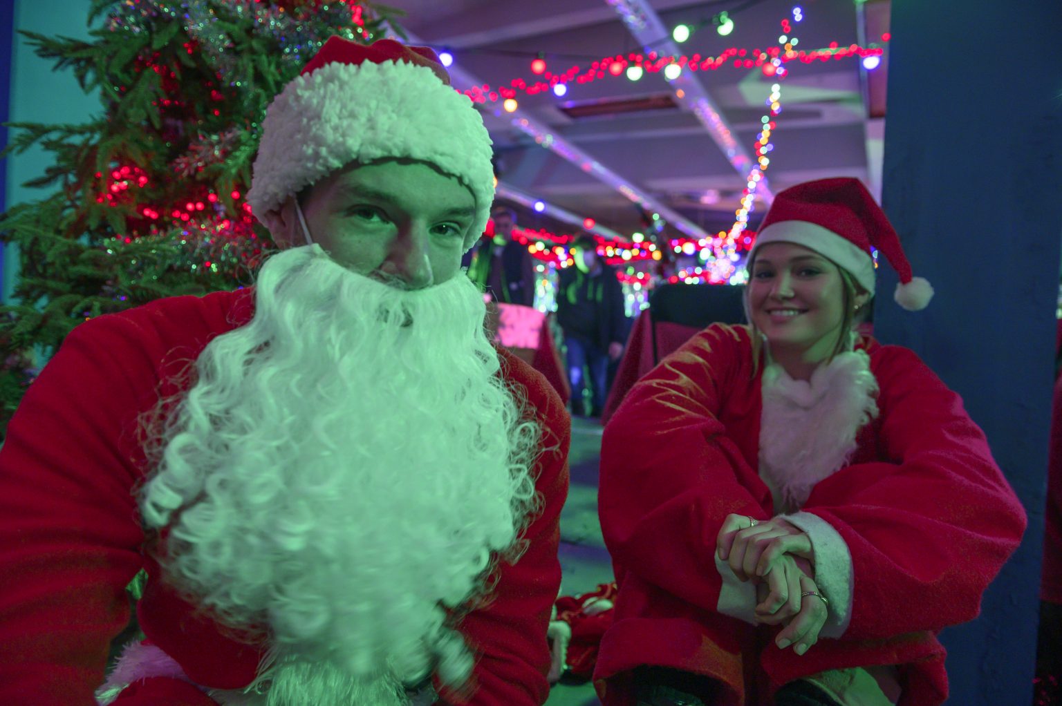 (L to R) Connor Swindells as Nick and Olivia Holt as Sophia in Jingle Bell Heist. Cr. Rob Baker Ashton/Netflix ©2025 (L to R) Connor Swindells as Nick and Olivia Holt as Sophia in Jingle Bell Heist. Cr. Rob Baker Ashton/Netflix ©2025